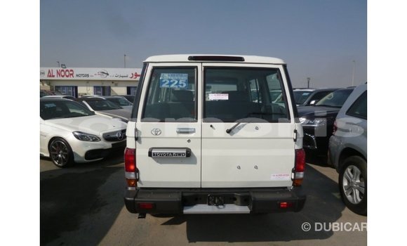 Acheter Import Voiture Toyota Land Cruiser Blanc à Import - Dubai, Îles Agalega Acheter Import Voiture Toyota Land Cruiser Blanc à Import - Dubai, Îles Agalega