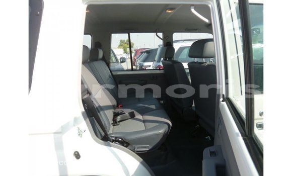 Acheter Import Voiture Toyota Land Cruiser Blanc à Import - Dubai, Îles Agalega Acheter Import Voiture Toyota Land Cruiser Blanc à Import - Dubai, Îles Agalega