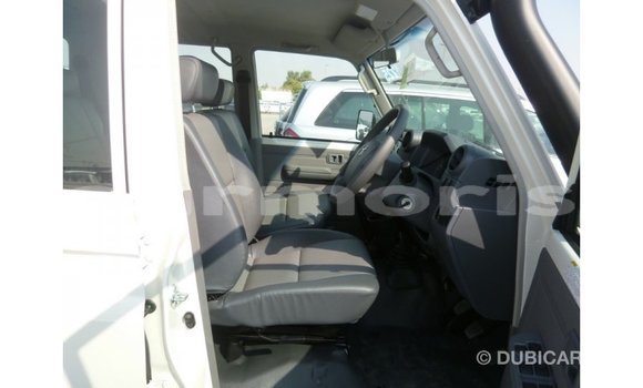 Acheter Import Voiture Toyota Land Cruiser Blanc à Import - Dubai, Îles Agalega Acheter Import Voiture Toyota Land Cruiser Blanc à Import - Dubai, Îles Agalega