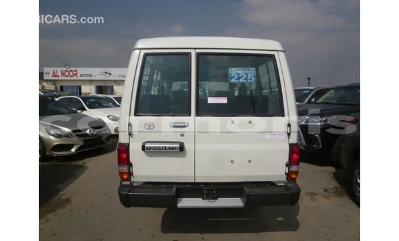 Acheter Import Voiture Toyota Land Cruiser Blanc à Import - Dubai, Îles Agalega Acheter Import Voiture Toyota Land Cruiser Blanc à Import - Dubai, Îles Agalega
