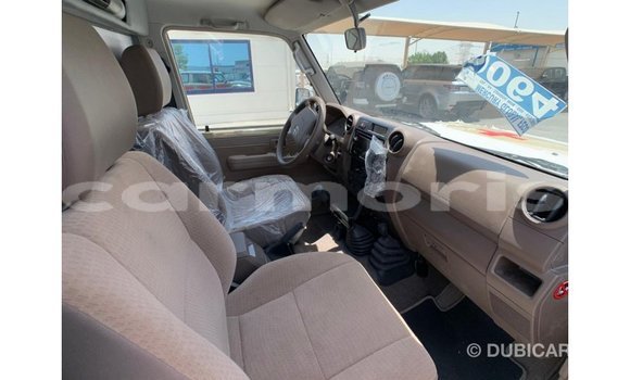 Acheter Import Voiture Toyota Land Cruiser Beige à Import - Dubai, Îles Agalega Acheter Import Voiture Toyota Land Cruiser Beige à Import - Dubai, Îles Agalega