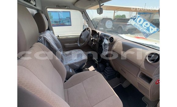 Acheter Import Voiture Toyota Land Cruiser Beige à Import - Dubai, Îles Agalega Acheter Import Voiture Toyota Land Cruiser Beige à Import - Dubai, Îles Agalega