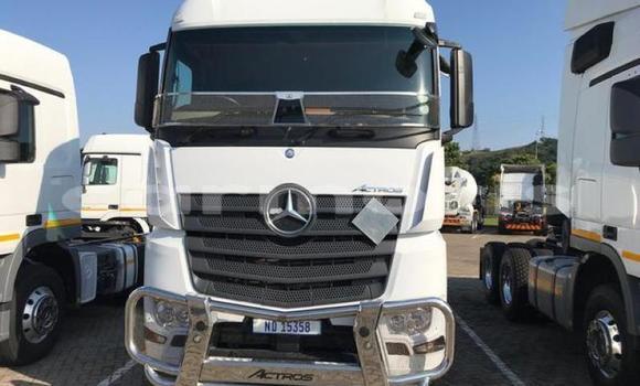 Buy Used Mercedes‒Benz 2628 White Truck in Port Louis in Port Louis District Buy Used Mercedes‒Benz 2628 White Truck in Port Louis in Port Louis District
