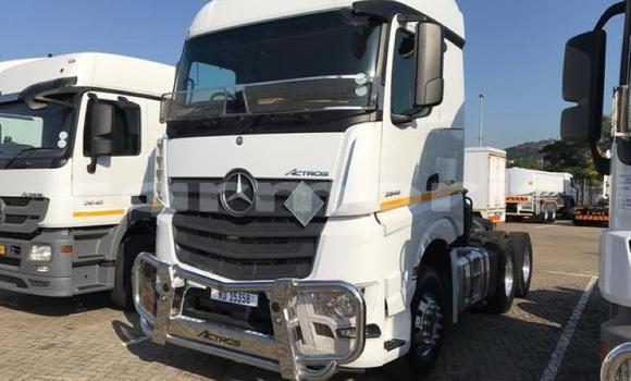Buy Used Mercedes‒Benz 2628 White Truck in Port Louis in Port Louis District Buy Used Mercedes‒Benz 2628 White Truck in Port Louis in Port Louis District