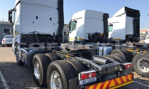 Buy Used Mercedes‒Benz 2628 White Truck in Port Louis in Port Louis District Buy Used Mercedes‒Benz 2628 White Truck in Port Louis in Port Louis District