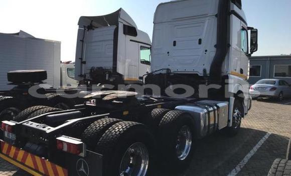 Buy Used Mercedes‒Benz 2628 White Truck in Port Louis in Port Louis District Buy Used Mercedes‒Benz 2628 White Truck in Port Louis in Port Louis District