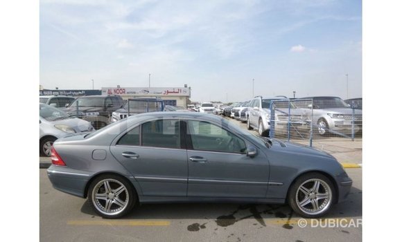 Acheter Import Voiture Mercedes-Benz 190 Bleu à Import - Dubai, Îles Agalega Acheter Import Voiture Mercedes-Benz 190 Bleu à Import - Dubai, Îles Agalega