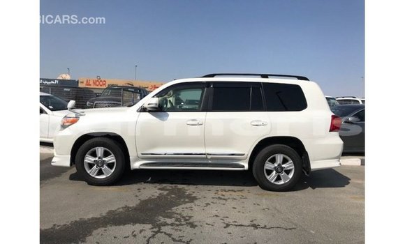Acheter Import Voiture Toyota Land Cruiser Blanc à Import - Dubai, Îles Agalega Acheter Import Voiture Toyota Land Cruiser Blanc à Import - Dubai, Îles Agalega