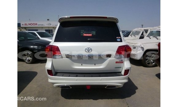 Buy Import Toyota Land Cruiser White Car in Import - Dubai in Agalega Islands Buy Import Toyota Land Cruiser White Car in Import - Dubai in Agalega Islands