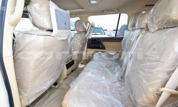 Acheter Import Voiture Toyota Land Cruiser Blanc à Import - Dubai, Îles Agalega Acheter Import Voiture Toyota Land Cruiser Blanc à Import - Dubai, Îles Agalega