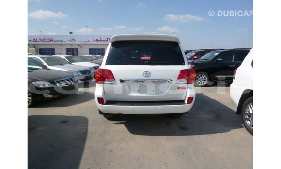 Acheter Import Voiture Toyota Land Cruiser Blanc à Import - Dubai, Îles Agalega Acheter Import Voiture Toyota Land Cruiser Blanc à Import - Dubai, Îles Agalega