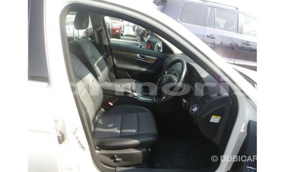 Acheter Import Voiture Mercedes-Benz 200 Blanc à Import - Dubai, Îles Agalega Acheter Import Voiture Mercedes-Benz 200 Blanc à Import - Dubai, Îles Agalega