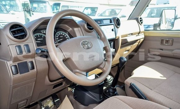 Acheter Import Voiture Toyota Land Cruiser Beige à Import - Dubai, Îles Agalega Acheter Import Voiture Toyota Land Cruiser Beige à Import - Dubai, Îles Agalega