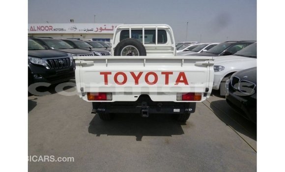 Acheter Import Voiture Toyota Land Cruiser Blanc à Import - Dubai, Îles Agalega Acheter Import Voiture Toyota Land Cruiser Blanc à Import - Dubai, Îles Agalega