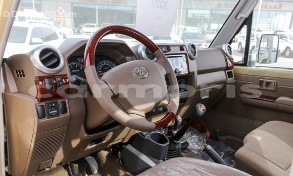 Acheter Import Voiture Toyota Land Cruiser Beige à Import - Dubai, Îles Agalega Acheter Import Voiture Toyota Land Cruiser Beige à Import - Dubai, Îles Agalega