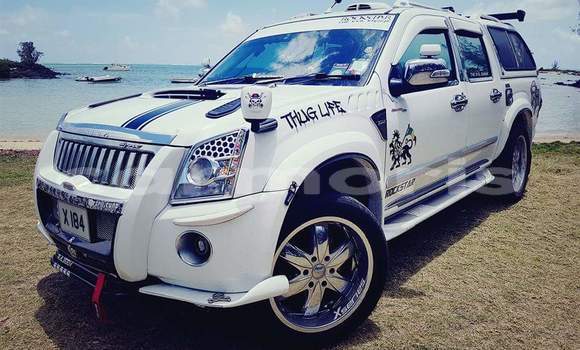 Buy Used Isuzu D–MAX White Car in Grand Baie–Montagne Goyaves in Rodrigues