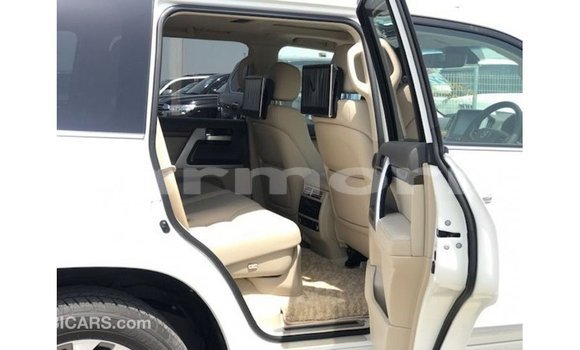 Acheter Import Voiture Toyota Land Cruiser Blanc à Import - Dubai, Îles Agalega Acheter Import Voiture Toyota Land Cruiser Blanc à Import - Dubai, Îles Agalega
