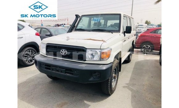 Acheter Import Voiture Toyota Land Cruiser Blanc à Import - Dubai, Îles Agalega