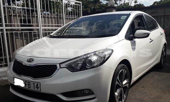 Buy Used Kia Cerato White Car in Vacoas–Phoenix in Plaines Wilhems District