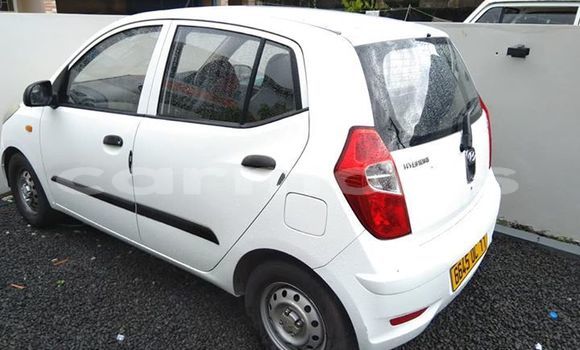 Buy Used Hyundai i10 White Car in Quatre Bornes in Plaines Wilhems District Buy Used Hyundai i10 White Car in Quatre Bornes in Plaines Wilhems District