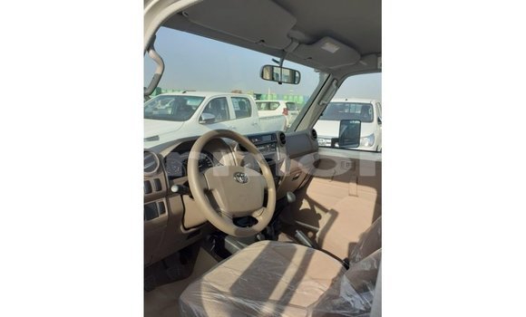 Buy Import Toyota Land Cruiser White Car in Import - Dubai in Agalega Islands Buy Import Toyota Land Cruiser White Car in Import - Dubai in Agalega Islands