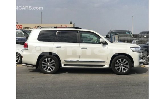 Acheter Import Voiture Toyota Land Cruiser Blanc à Import - Dubai, Îles Agalega Acheter Import Voiture Toyota Land Cruiser Blanc à Import - Dubai, Îles Agalega