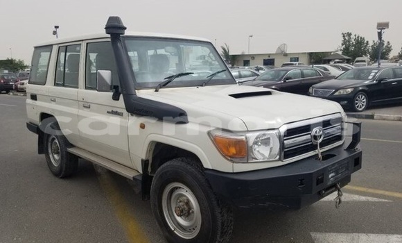 Buy Used Toyota Land Cruiser White Car in Tamarin in Black River District Buy Used Toyota Land Cruiser White Car in Tamarin in Black River District