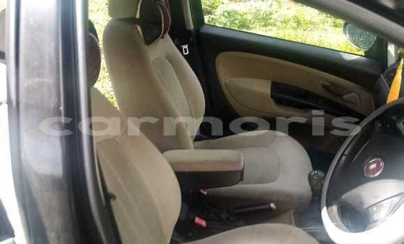 Acheter Occasion Voiture Fiat Linea Noir à Goyaves de Grand Baie–Montagne, Rodrigues Acheter Occasion Voiture Fiat Linea Noir à Goyaves de Grand Baie–Montagne, Rodrigues