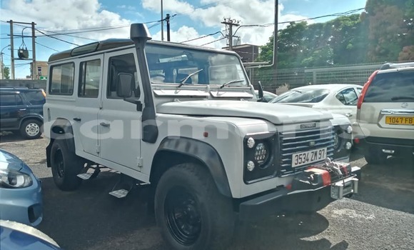 Buy Used Land Rover Defender White Car in Albion in Black River District
