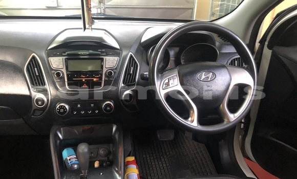 Buy Used Hyundai ix35 White Car in Tamarin in Black River District Buy Used Hyundai ix35 White Car in Tamarin in Black River District