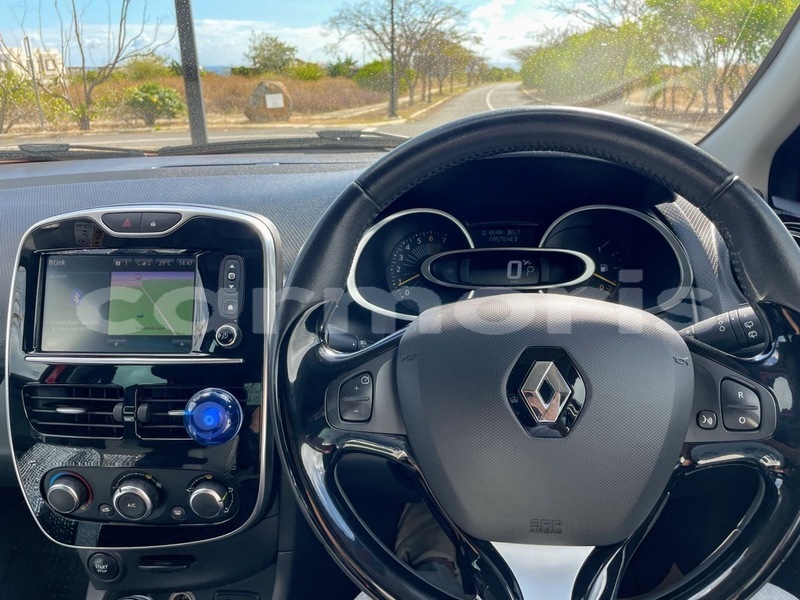 Big with watermark renault clio black river district albion 5349