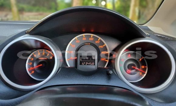 Buy Used Honda fit Silver Car in Rivière du Rempart in Rivière du Rempart District Buy Used Honda fit Silver Car in Rivière du Rempart in Rivière du Rempart District