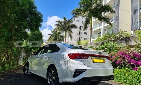 Buy Used Kia Cerato White Car in Vacoas–Phoenix in Plaines Wilhems District Buy Used Kia Cerato White Car in Vacoas–Phoenix in Plaines Wilhems District