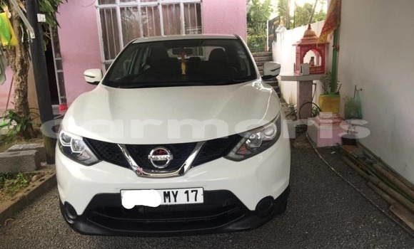 Buy Used Nissan Qashqai White Car in Centre de Flacq in Flacq District