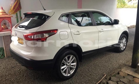 Buy Used Nissan Qashqai White Car in Centre de Flacq in Flacq District Buy Used Nissan Qashqai White Car in Centre de Flacq in Flacq District