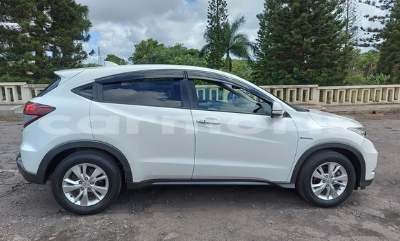 Buy Used Honda vezel White Car in Saint Julien in Flacq Buy Used Honda vezel White Car in Saint Julien in Flacq