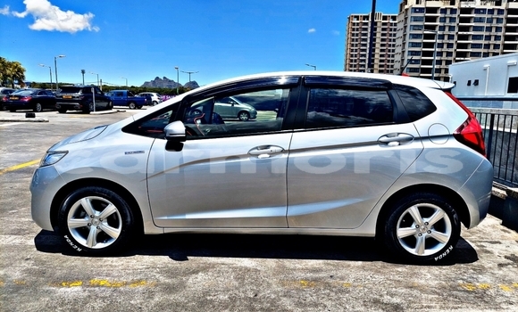 Buy Used Honda fit Silver Car in Quatre Bornes in Plaines Wilhems District Buy Used Honda fit Silver Car in Quatre Bornes in Plaines Wilhems District