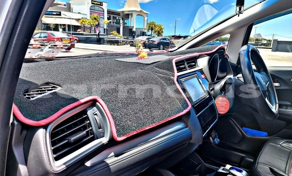 Buy Used Honda fit Silver Car in Quatre Bornes in Plaines Wilhems District Buy Used Honda fit Silver Car in Quatre Bornes in Plaines Wilhems District