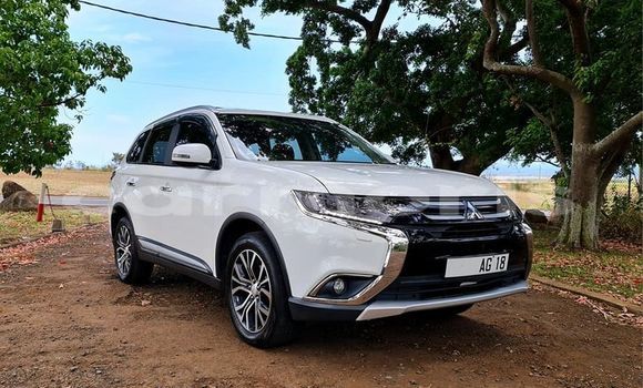 Buy Used Mitsubishi Outlander White Car in Beau Bassin–Rose Hill in Plaines Wilhems District