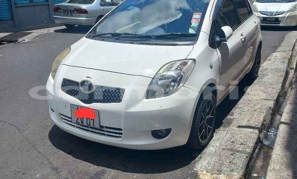 Buy Used Toyota Vitz White Car in Baie du Tombeau in Pamplemousses District Buy Used Toyota Vitz White Car in Baie du Tombeau in Pamplemousses District
