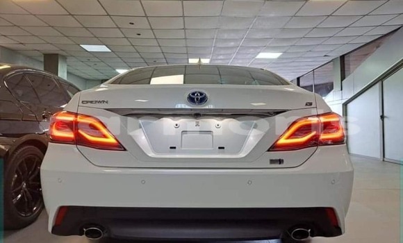 Buy Used Toyota Crown White Car in Arsenal in Pamplemousses District Buy Used Toyota Crown White Car in Arsenal in Pamplemousses District