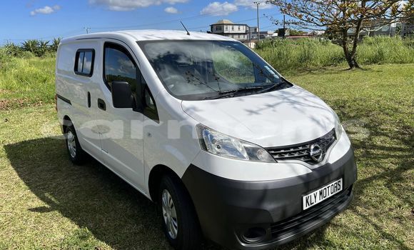 Buy Used Nissan Navara White Car in Arsenal in Pamplemousses District Buy Used Nissan Navara White Car in Arsenal in Pamplemousses District