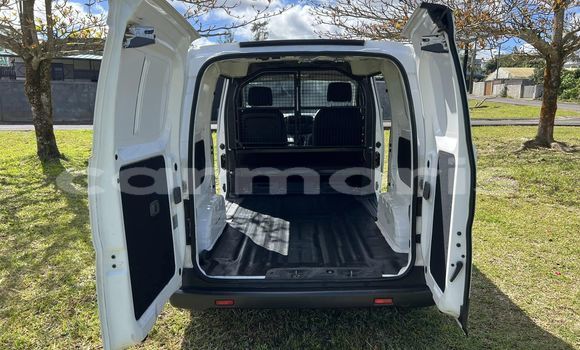 Buy Used Nissan Navara White Car in Arsenal in Pamplemousses District Buy Used Nissan Navara White Car in Arsenal in Pamplemousses District