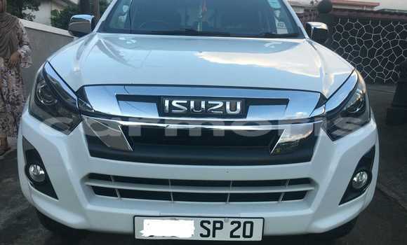 Buy Used Isuzu D–MAX White Car in Anse La Raie in Rivière du Rempart District