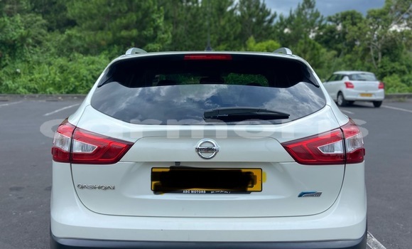 Buy Used Nissan Qashqai White Car in Vacoas–Phoenix in Plaines Wilhems District Buy Used Nissan Qashqai White Car in Vacoas–Phoenix in Plaines Wilhems District