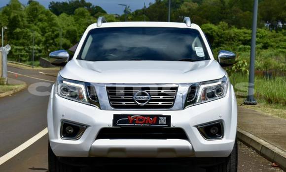 Buy Used Nissan Navara White Car in Arsenal in Pamplemousses District