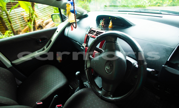 Buy Used Toyota Yaris Blue Car in Central Flacq in Flacq Buy Used Toyota Yaris Blue Car in Central Flacq in Flacq
