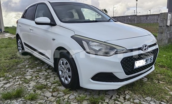 Buy Used Hyundai i20 White Car in Arsenal in Pamplemousses District