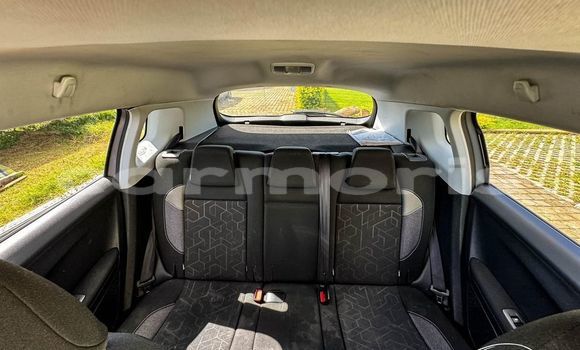 Buy Used Peugeot 208 White Car in Anse La Raie in Rivière du Rempart District Buy Used Peugeot 208 White Car in Anse La Raie in Rivière du Rempart District