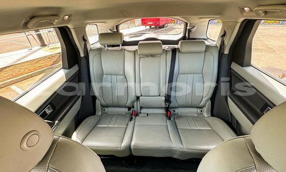 Buy Used Land Rover Discovery White Car in Anse La Raie in Rivière du Rempart District Buy Used Land Rover Discovery White Car in Anse La Raie in Rivière du Rempart District